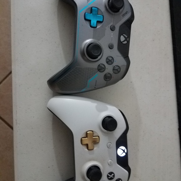 XBOX ONE S 1TB Limited Edition Halo 5 Console. - Picture 4 of 5